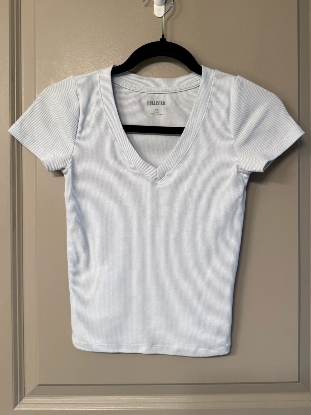 Hollister Ribbed V‑Neck Short Sleeve Tee